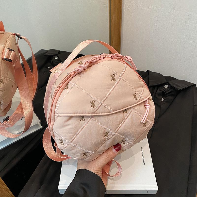 

New cute quilted embroidery small round bag girl hand carry storage bag portable go out shoulder messenger bag tide розовый