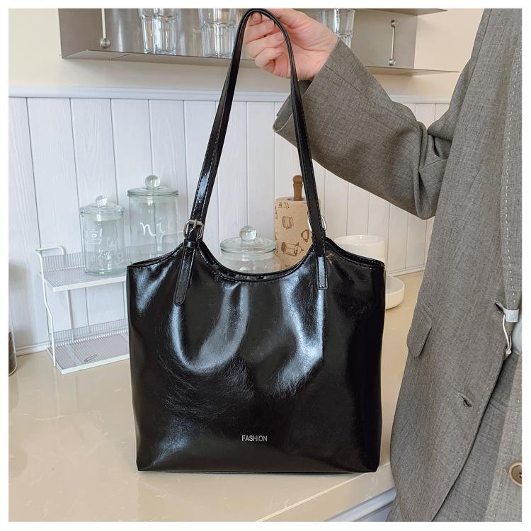 

Простая и универсальная сумка-тоут 2025 новая женская сумка для通勤 большой вместимости текстурированная высококлассная корейская ретро сумка через плечо чёрный