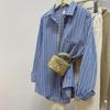 Damska niebieska kurtka koszulowa w paski z długim rękawem - Kolekcja Wiosna 2024 inspirowana stylem francuskim