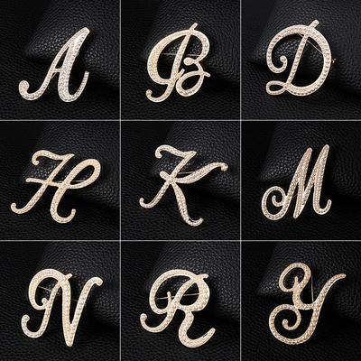 Perlen Alphabet Broschen: Retro Buchstaben-Anstecknadeln für Kleidung und Ausschnitte.