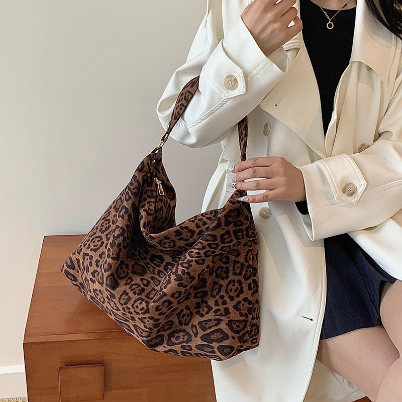 Leopard Print Denim Bag  Versatile Shoulder Bag  High Capacity  Leisure  Relaxation  Feeling  New Pattern  Fashion  Autumn  Winter