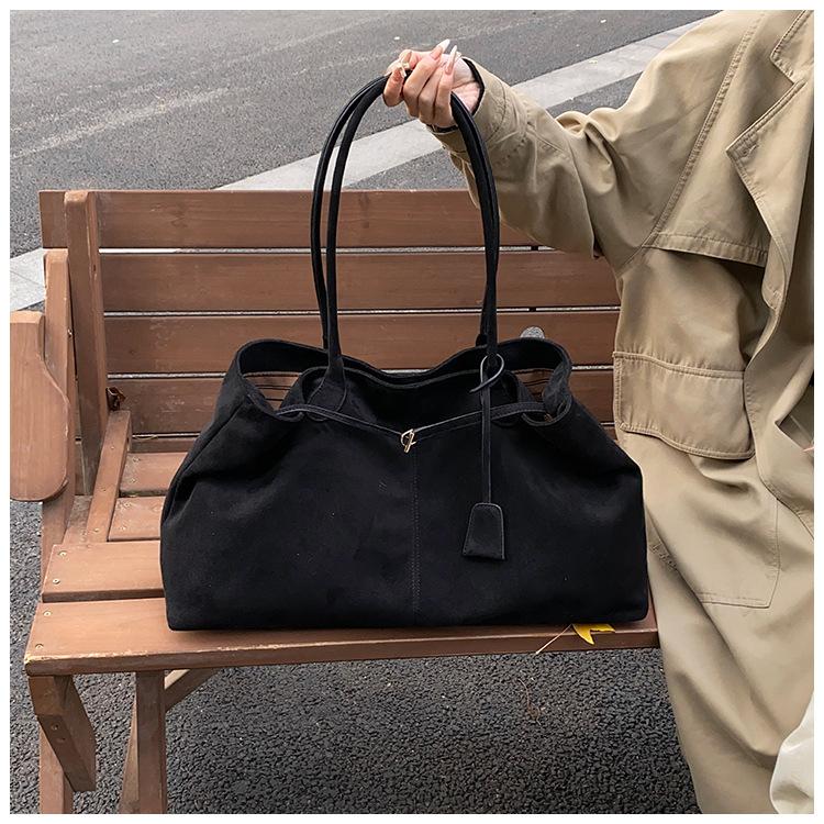 

2025 Нова Осінньо-Зимова Універсальна Замшева Велика Сумка Преміальна Текстура Ретро Повсякденна Сумка-Тоут для Поїздок 52*12.5*30 чорний