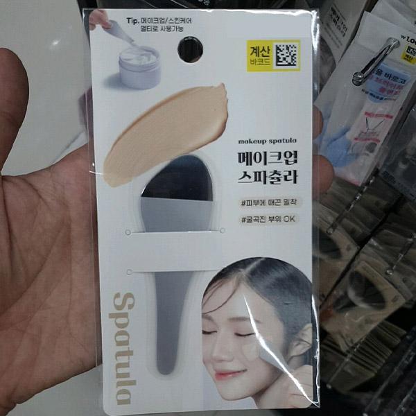 

Curved makeup spatula One thing