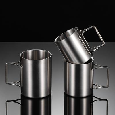 304 Edelstahl Wasserbecher Outdoor Bergsteigen Klappgriff Mundbecher Metall Doppelschicht Kaffeebecher mit Griff