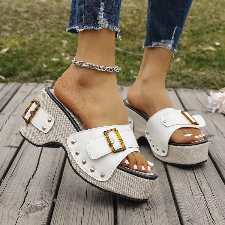 

Large size spot wedge heel thick-soled metal buckle with rivets one-word sandals 2025 summer beach women s shoes 36 білий