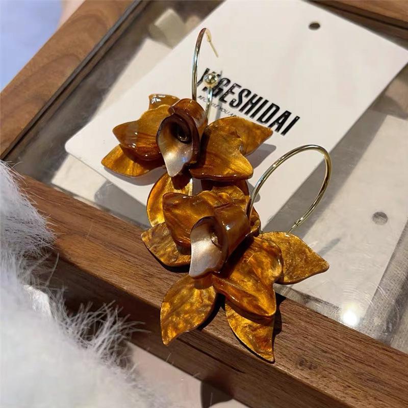 Elegant French Retro Acrylic Flower Earrings: Feminine Niche Fashion, Luxurious High-End Jewelry