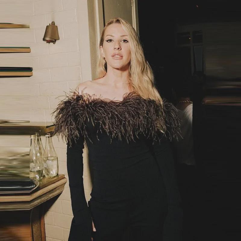 2023 Černé jarní šaty na jedno rameno s dlouhým rukávem a bandážovým efektem z pštrosího peří pro ženy