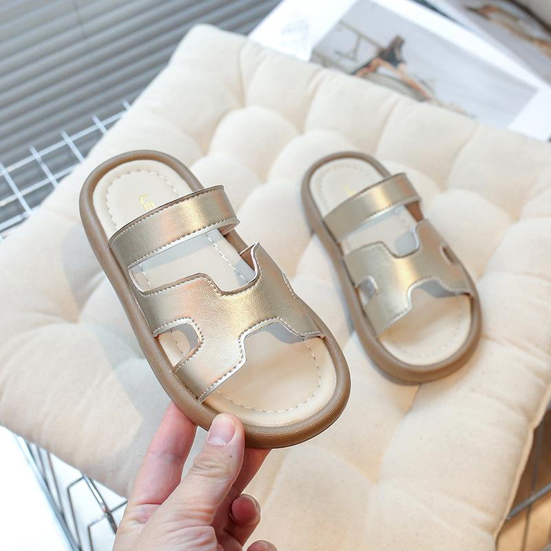 2026Neue Sommer-Mädchenpantoffeln Mode Lässige Schuhe Strand Kinder Glänzende Leder-Flip-Flops