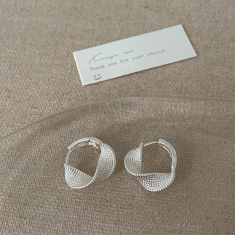 

Нишевый дизайн Sense Twisted Circle Ear Buckle Женские ретро легкие роскошные элегантные индивидуальные модные темпераментные универсальные серьги