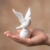 Figurina di Uccello Bianco Stampata in 3D Piccolo Uccello della Pace su Palla Statua Piccola Scultura Decorativa di Uccello per Interni Scrivania Scaffale Decorazione