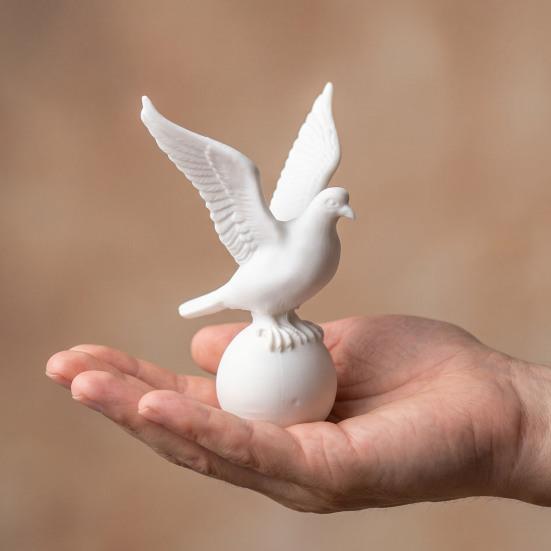 Figurina di Uccello Bianco Stampata in 3D Piccolo Uccello della Pace su Palla Statua Piccola Scultura Decorativa di Uccello per Interni Scrivania Scaffale Decorazione