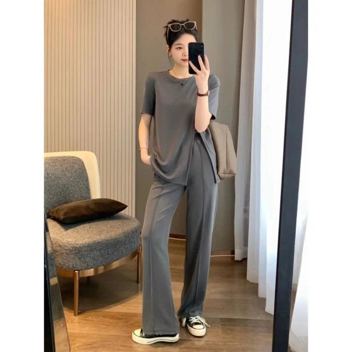 

Женский летний костюм из шелка Ice Silk в корейском стиле с широкими брюками – свободный, большой размер, модный дизайн с разрезом сверху и короткими рукавами. XL серый