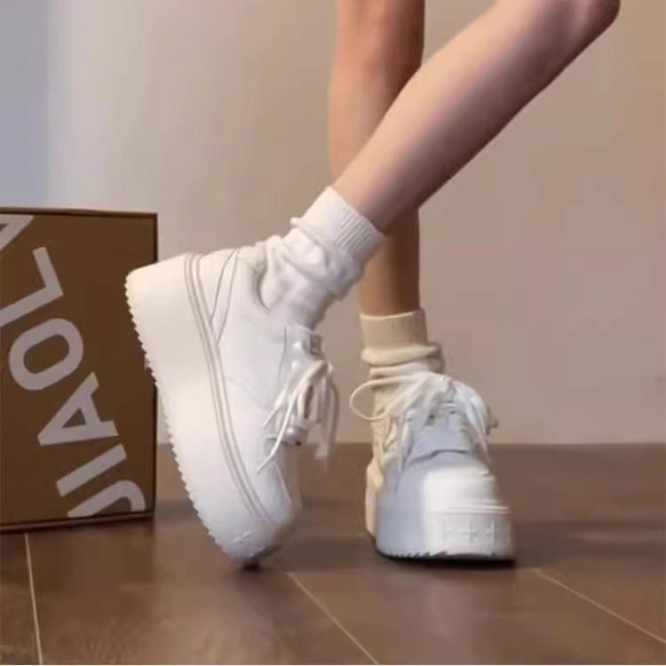 Four-leaf clover thick-soled little white shoes for women's 2025 spring new versatile height-increasing muffin sports and leisure board shoes ins sh