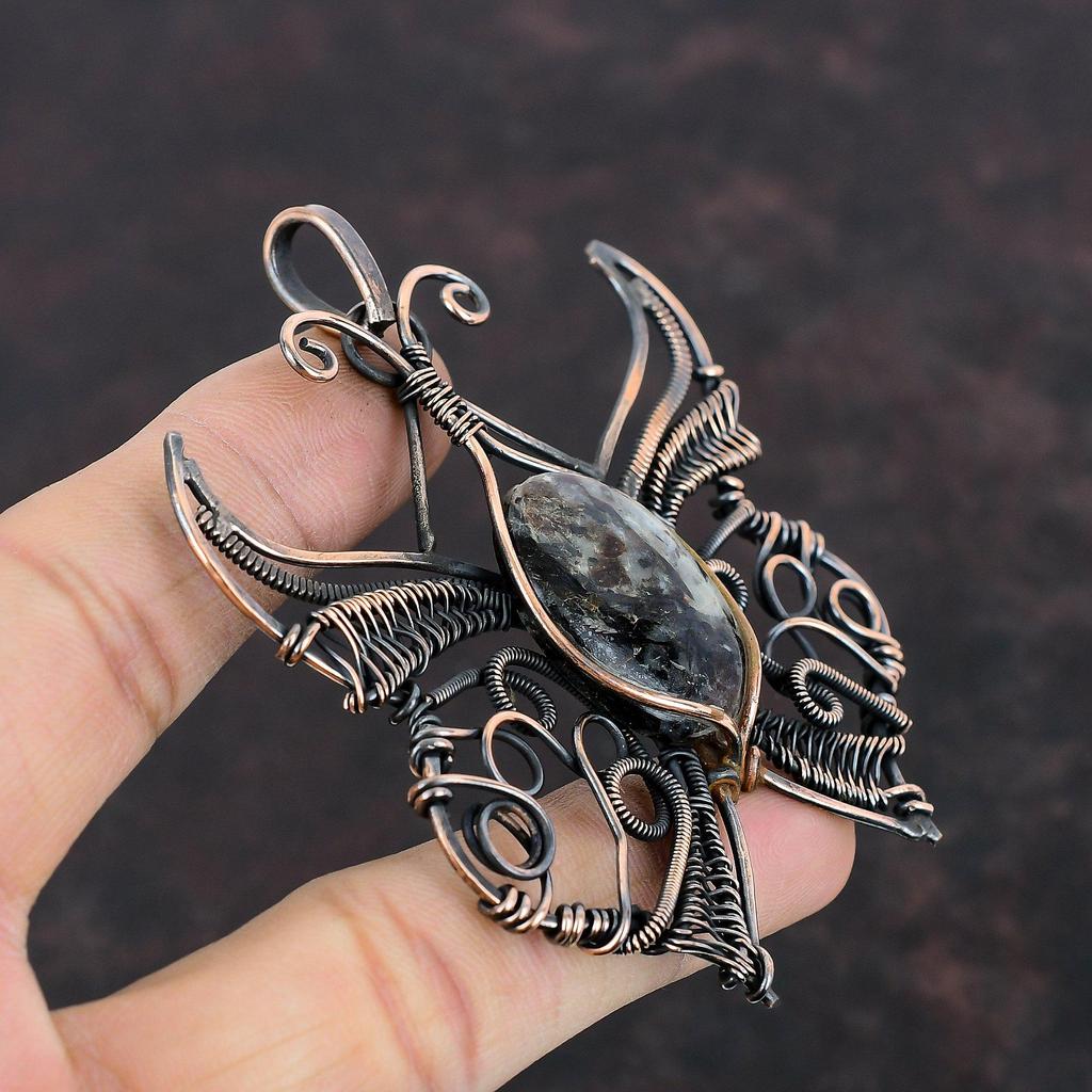 Pandantiv Astrophyllit Înfășurat în Sârmă de Cupru Pandantiv cu Piatră Prețioasă Bijuterii Unice din Cupru Pandantiv Fluture Bijuterii Handmade Înfășurate în Sârmă Cadouri Pentru Soție