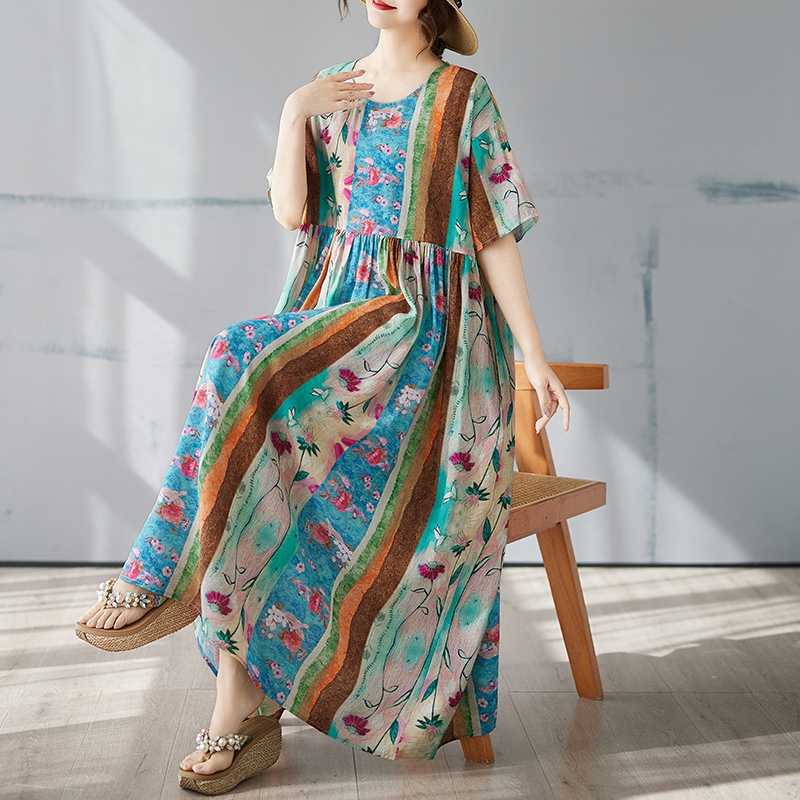 Enkel sommarklänning med bohemiskt tryck