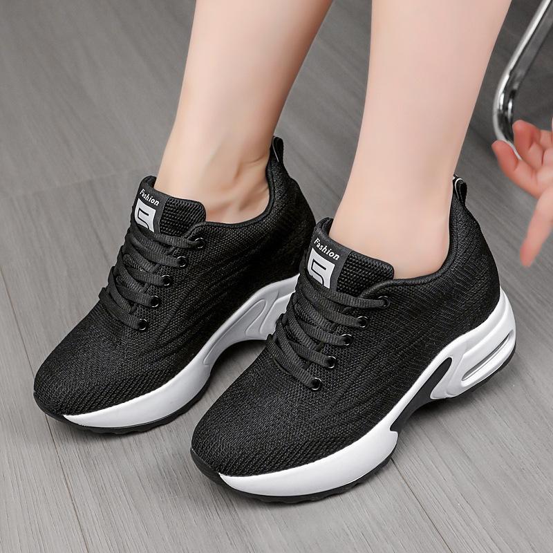 2025 vår ny mesh andningsbar osynlig inre höjdökning damskor casual platå sportskor dam enkel sko vit