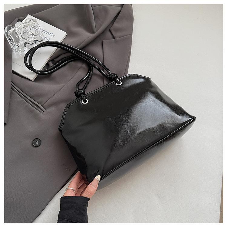 

2025 summer new underarm bag women s niche design fashionable shoulder bag high value simple commuter women s bag tide чёрный