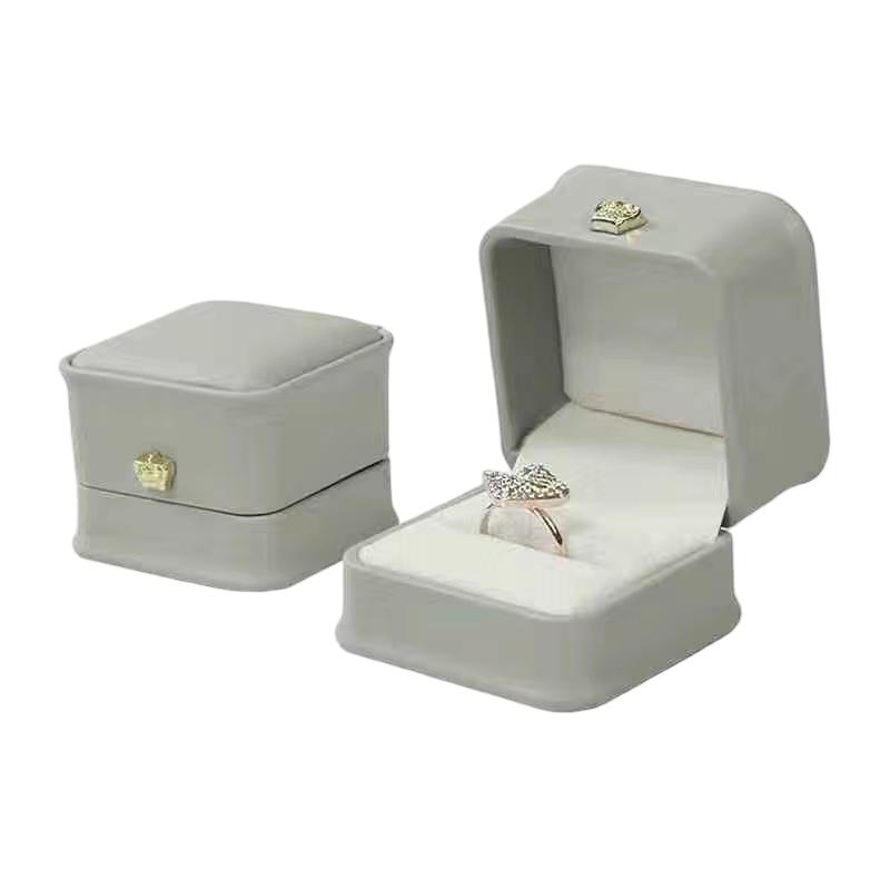 1Pcs Fashion Ring Jewelry Box 5.8x5.8x4.5cm Rose Gold/navy Blue/green /white Pu Crown Buckle Wedding Gift Jewelry Box