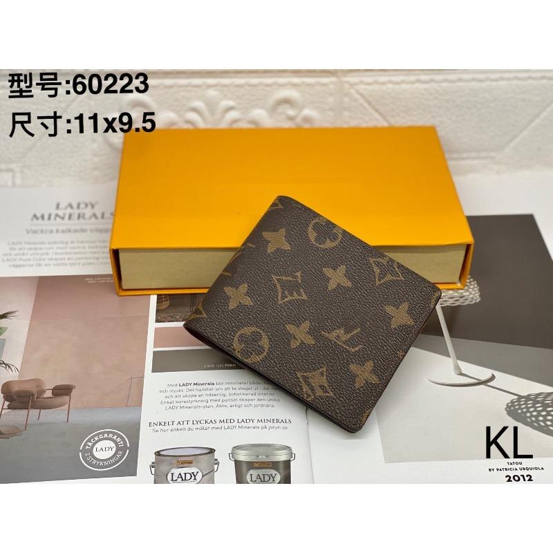 Die Geldbörse ist modisch, die meisten Kartenfächer, die Kartenhülle ist klassisch, die alte Blumen-Münztasche ist schön anzusehen, praktisch und klein.