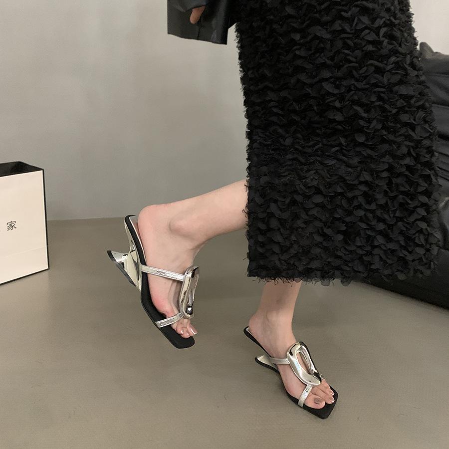 Niche high-heeled silver cool slippers fashionable outer wear 2025 new summer French temperament wedge heel with skirt sandals
