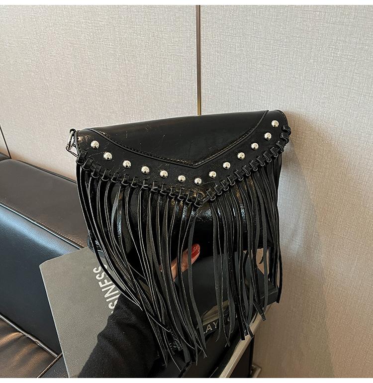 Trendy women's bags, new fringed bags, shoulder bags, messenger bags, envelopes, fashionable and personalized square bags.