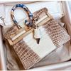 La borsa da donna Yijinyuan ha solo trent'anni. Stessa Borsa. Borsa a Mano in Vera Pelle con Fantasia Coccodrillo a Gradiente Platino 2021. Pendolare.
