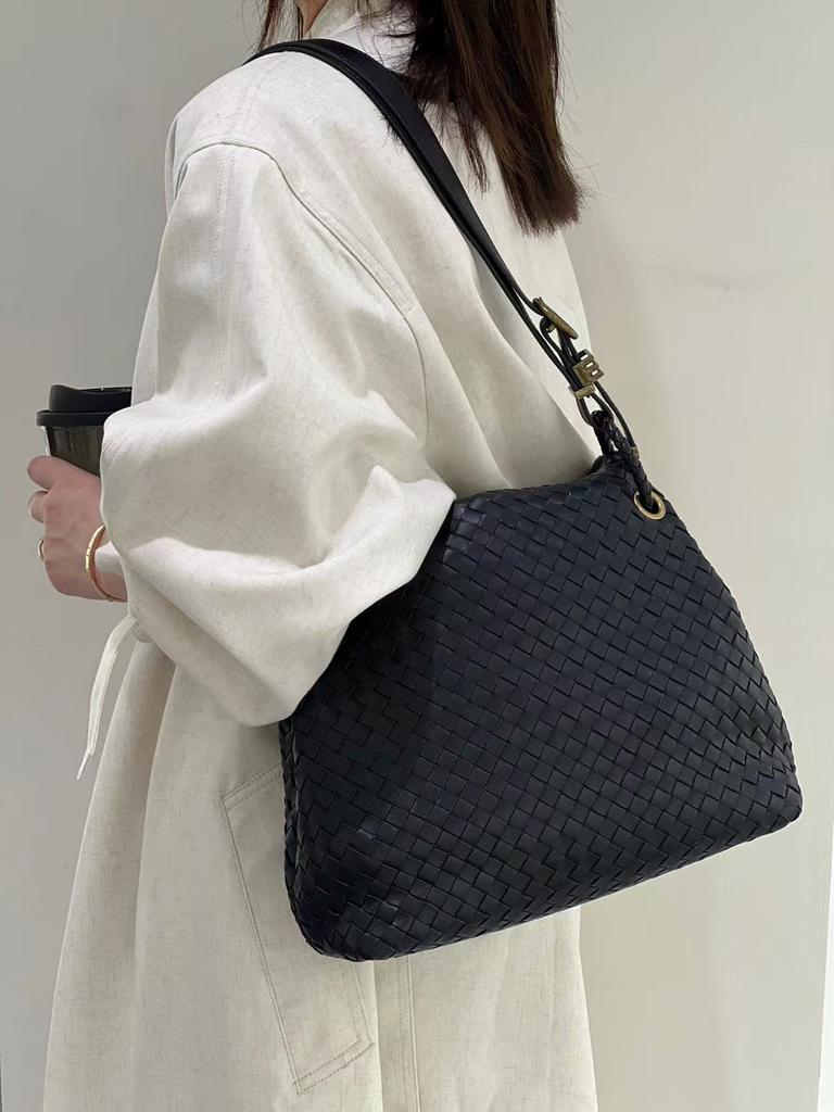 Simple and versatile light luxury flap bags, a variety of leather women's bags, hand-woven bags, high-end sheepskin shoulder bags