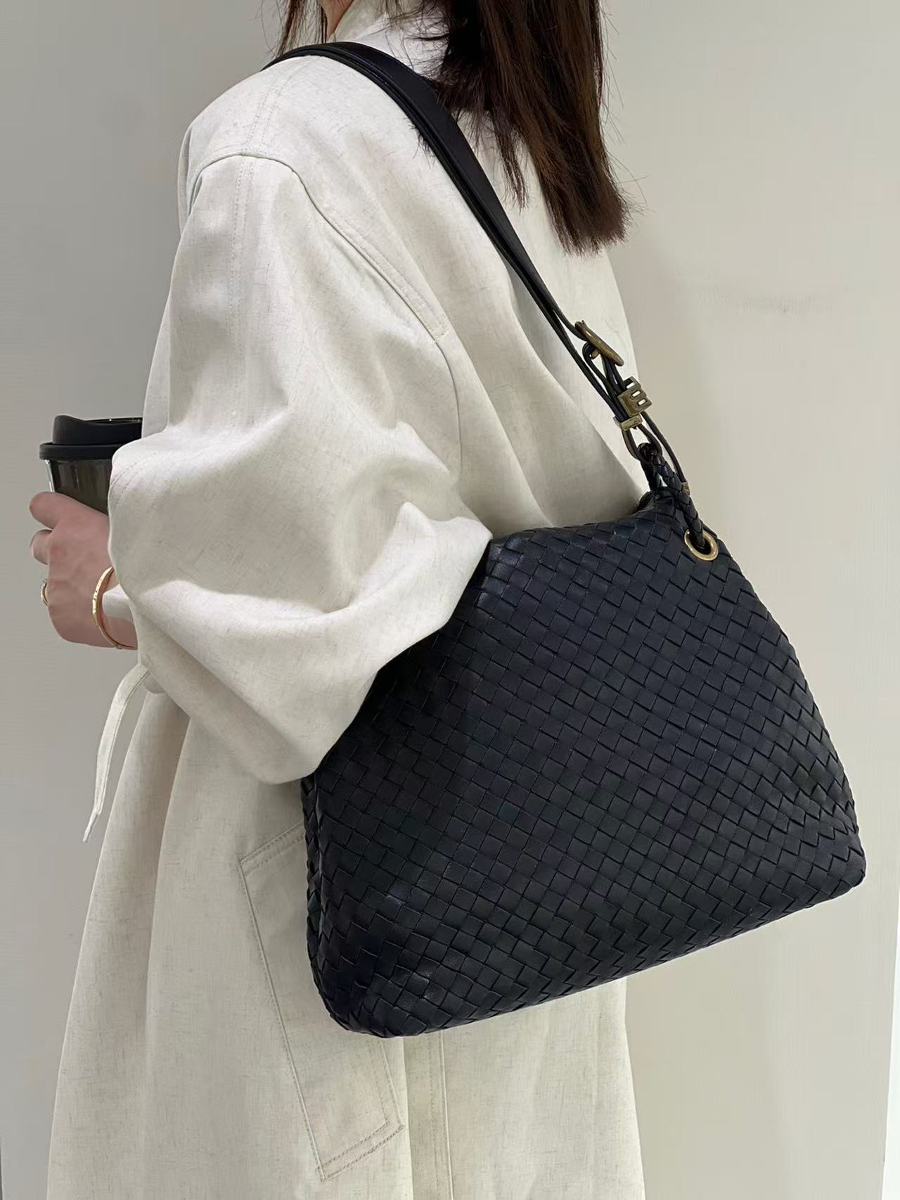 Простые и универсальные сумки с клапаном в стиле легкой роскоши, разнообразные женские сумки из кожи, сумки ручной вязки, высококачественные сумки через плечо из овчины 28X11X20