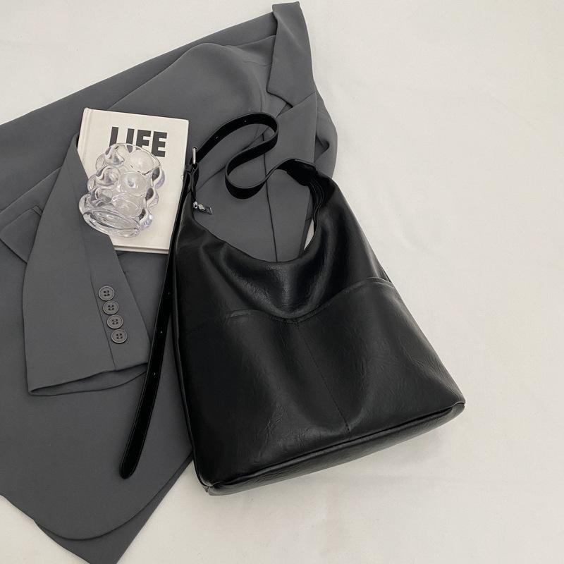 

Женская сумка-тоут 2025 новая модная высококлассная сумка для通勤 под мышкой женская большая вместительная наплечная сумка сумка-мессенджер чёрный