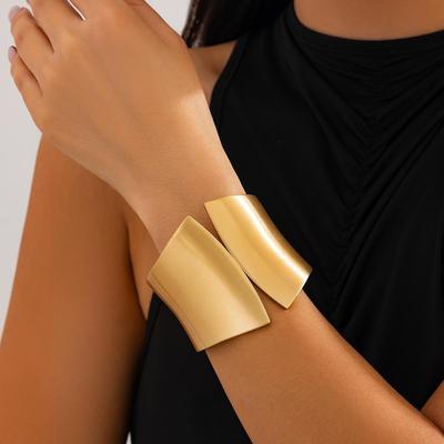 Σετ βραχιόλια προσωπικότητας από Ευρωπαϊκό και Αμερικανικό έντονο ακανόνιστο λείο μέταλλο, φαρδιά έκδοση.