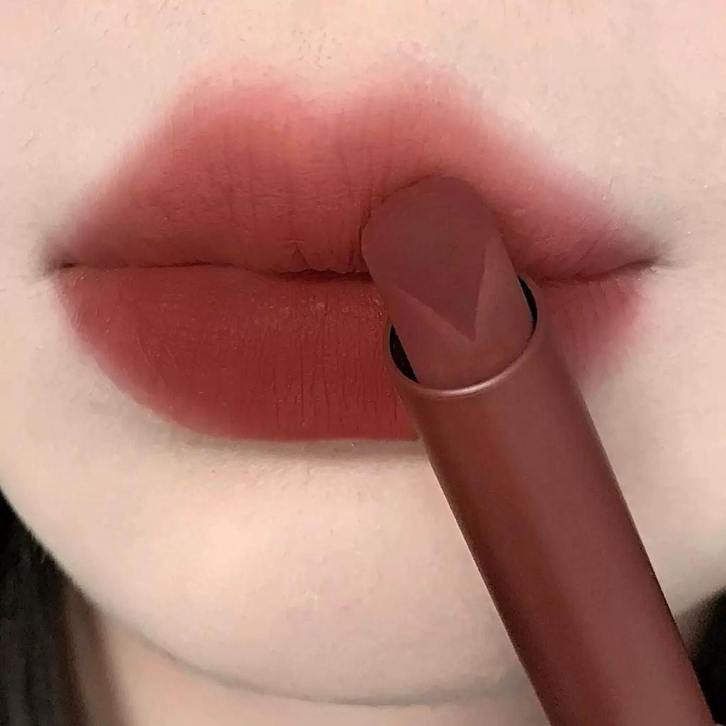 Bold and Spicy Colors! Retro True Red Lipstick That Enhances Complexion, Matte Finish, Perfect for Autumn and Winter, Waterproof and Long-Lasting