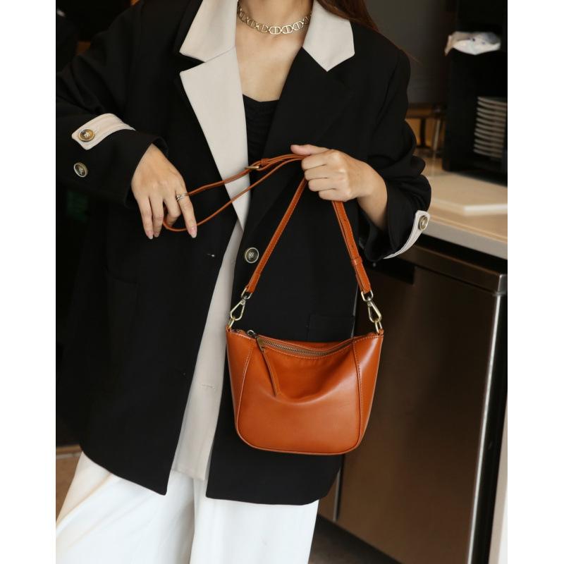 The first layer of vegetable tanned cowhide women's bag is a new summer commuter versatile shoulder bag women's trendy crossbody bag small bag