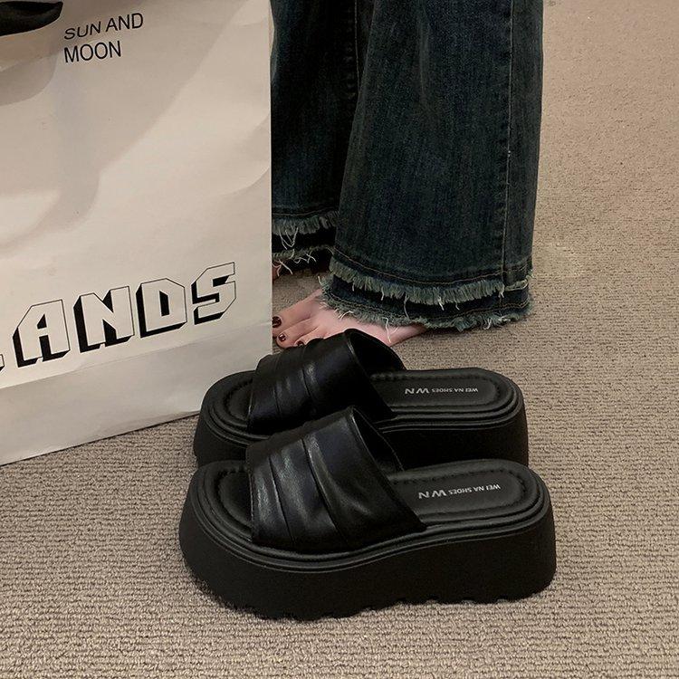 

Thick bottom heightening wrinkled leather one-word slippers women s summer wear 2025 new versatile skirt beach cool slippers 35