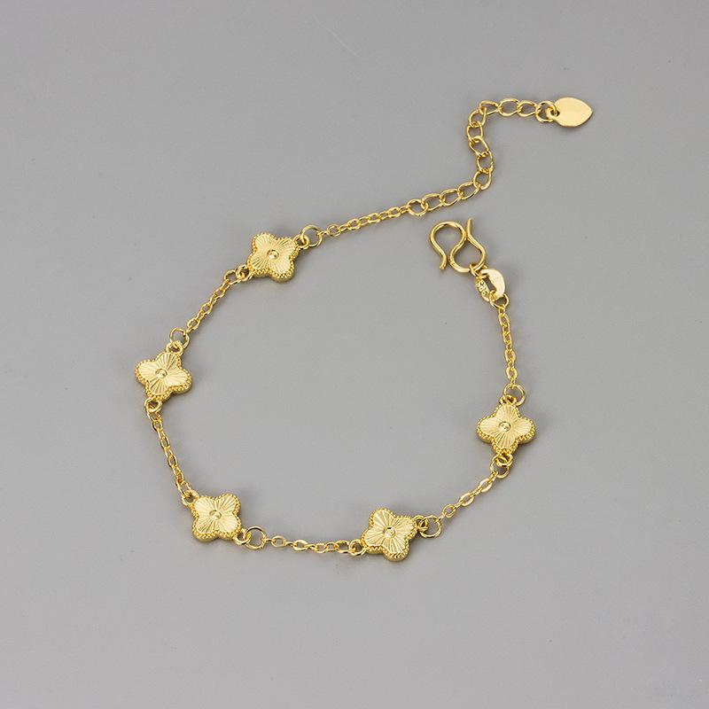 

Браслет из матового золота 18 карат в виде четырехлистного клевера для женщин, легкая роскошь, нишевый, изысканный и роскошный, с золотым акцентом. Изысканный многослойный браслет Copper золотой