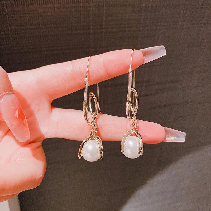 Metal Twisted Line Vintage Imitation Pearl Pendant Earrings Fashion Temperament Elegant Earrings Women Jewelry Party Accessories