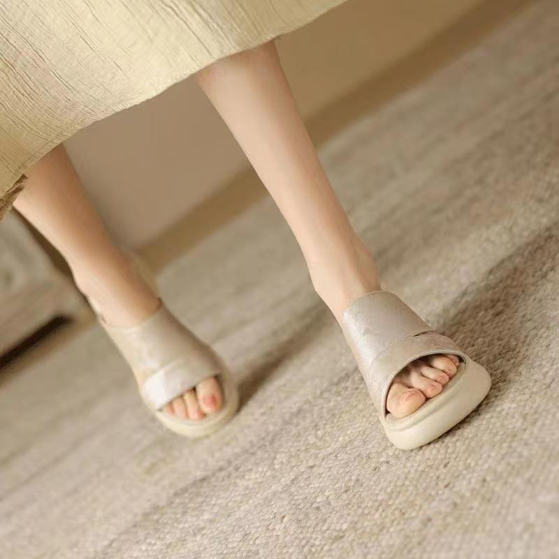 New Chinese slippers summer soft-soled outer wear non-slip national style one-word drag 2025 thick-soled fashion beach sandals women