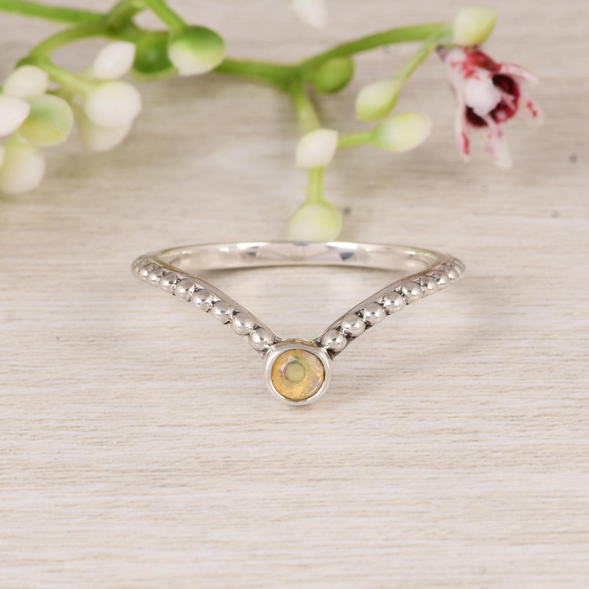 Изящное серебряное кольцо с опалом, Минималистичное кольцо с бусинами на ободке, Нежное кольцо для stacking, Кольцо из серебра 925 пробы в форме V. 5