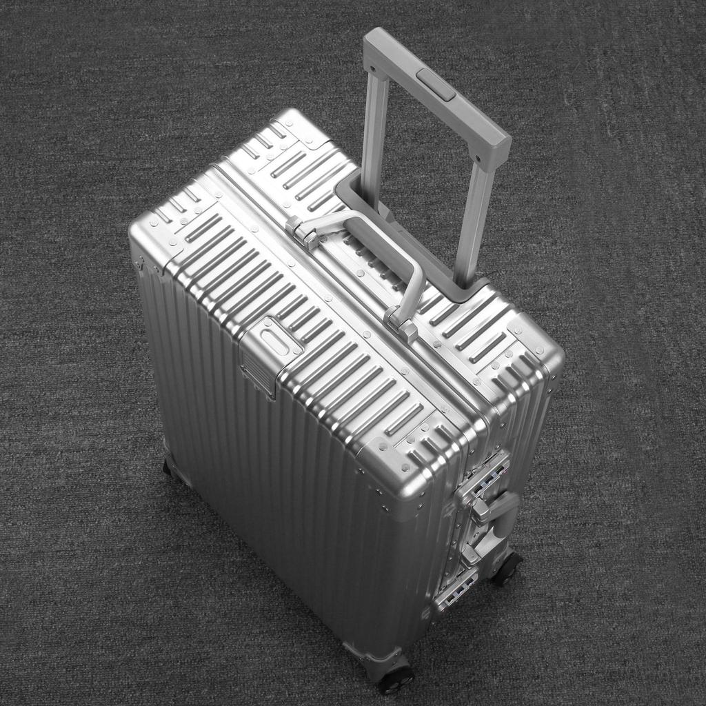 Aluminum-Magnesium Alloy Suitcase with Aluminum Frame, Universal Wheels, Combination Lock - 24" Carry-On for Students & Men's Business Travel.