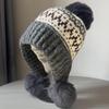 Bonnet Tricoté Rétro Style Îles Féroé pour Femmes Chapeau Chaud Automne Hiver Polyvalent Mignon Chapeau Oreilles Protection Pompon