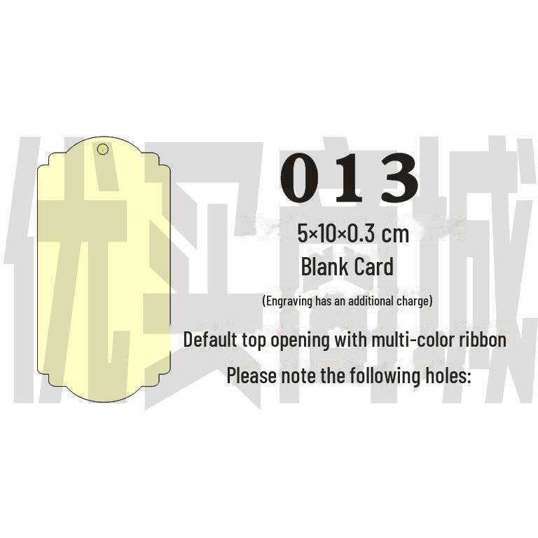 Gravovaná dřevěná karta s přáním s prázdnou visačkou a závěsnou cedulkou