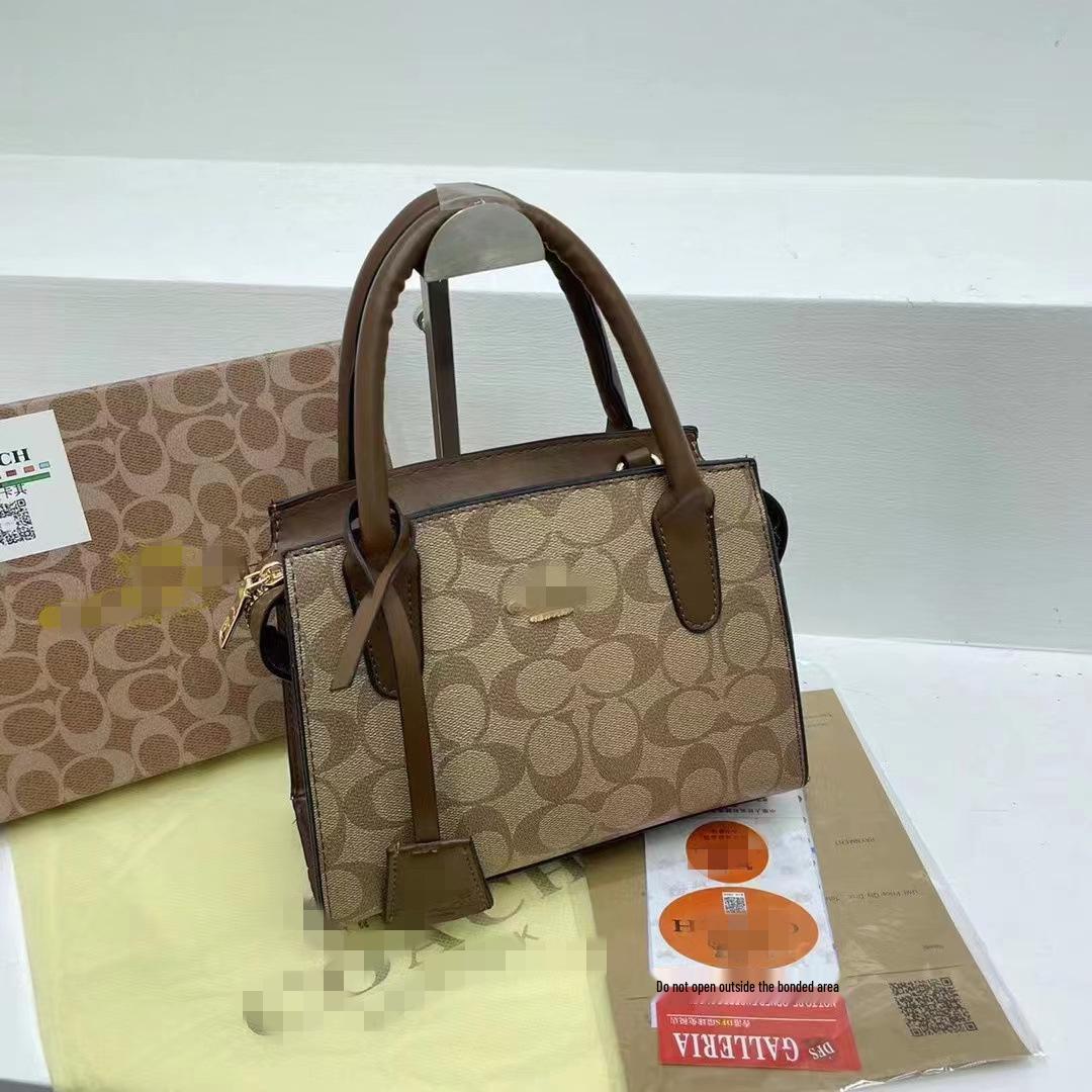 Универсальная женская сумка-кроссбоди «аккордеон» с монограммой, 2025 год.