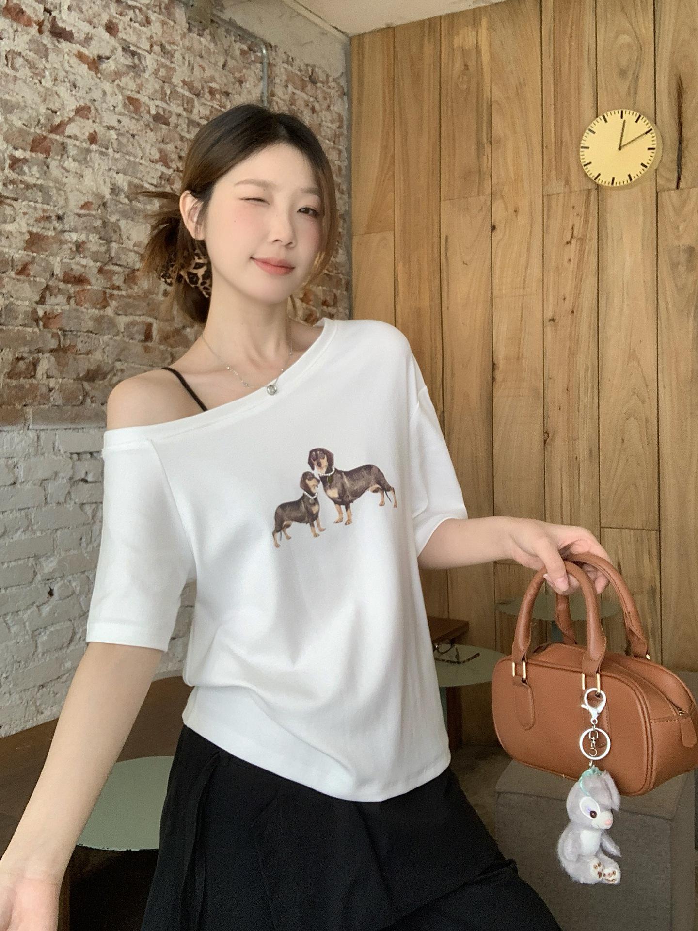 

Plus Size Sweet & Spicy Off-Shoulder T-Shirt with Pearl Necklace & Sausage Dog Design Large білий