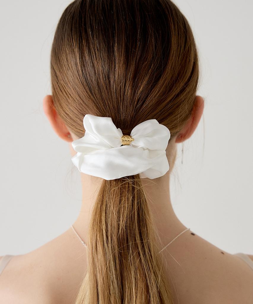 Aphrose Logo Frame Silk Scrunchie (White)