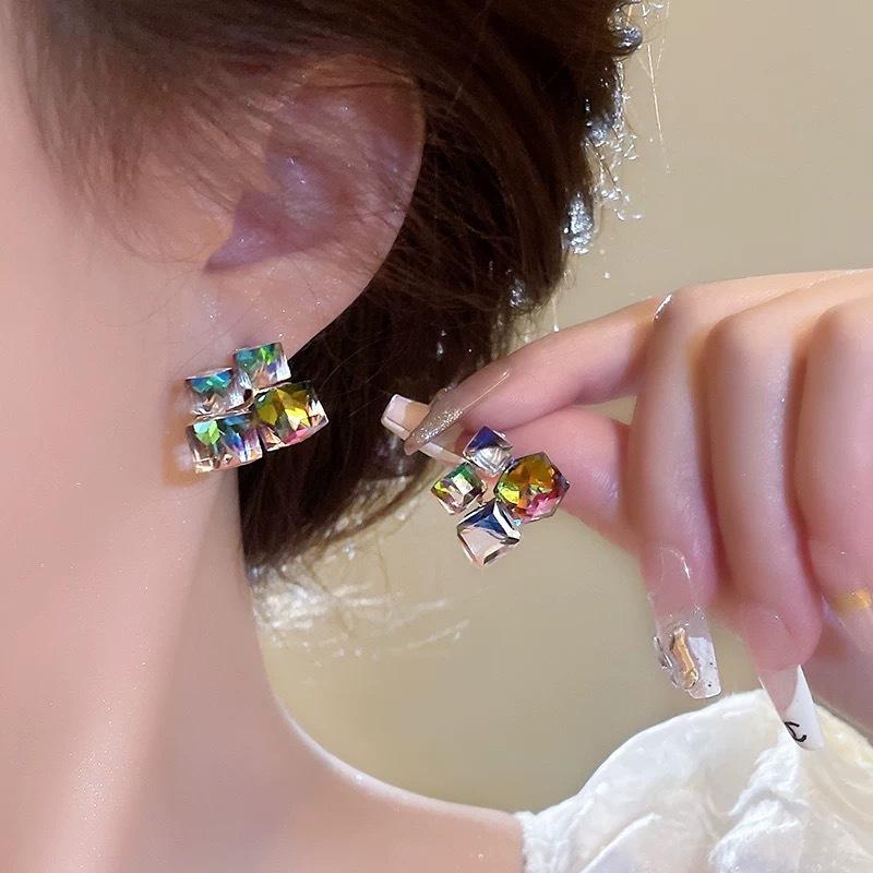 

Simple and colorful geometric square zircon stud earrings for women s high-end earrings, new niche design earrings.
