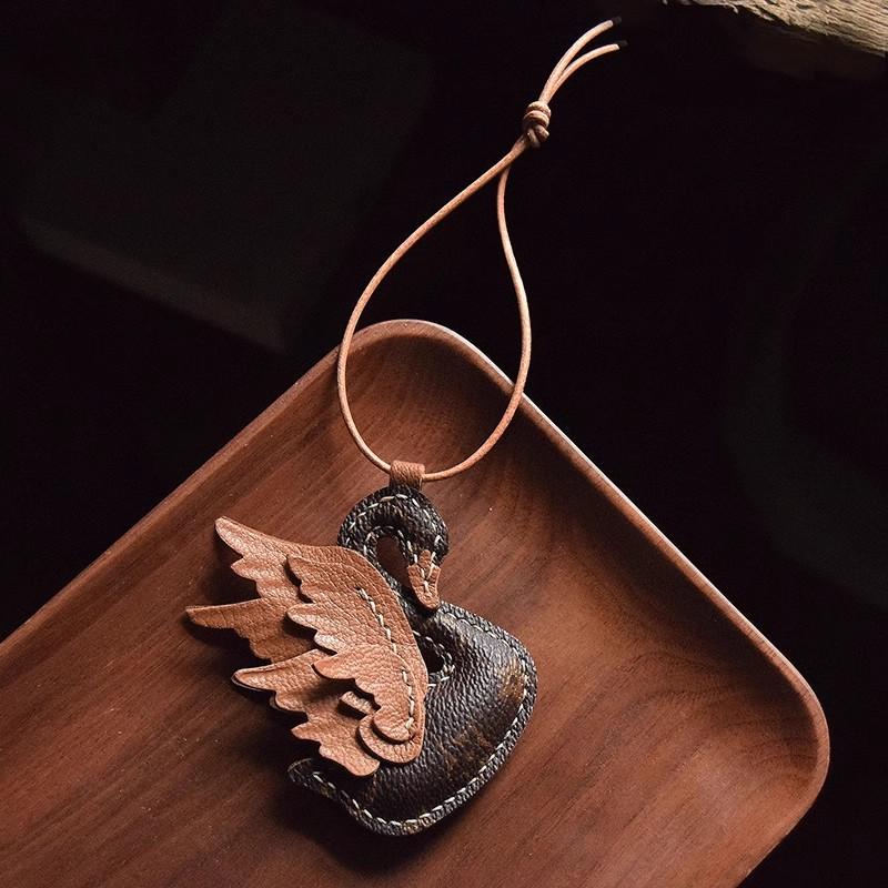 

Handmade Leather Charm Black White Swan Keychains Rope Bag Pendant for Bag Car Key Ring Accessories
