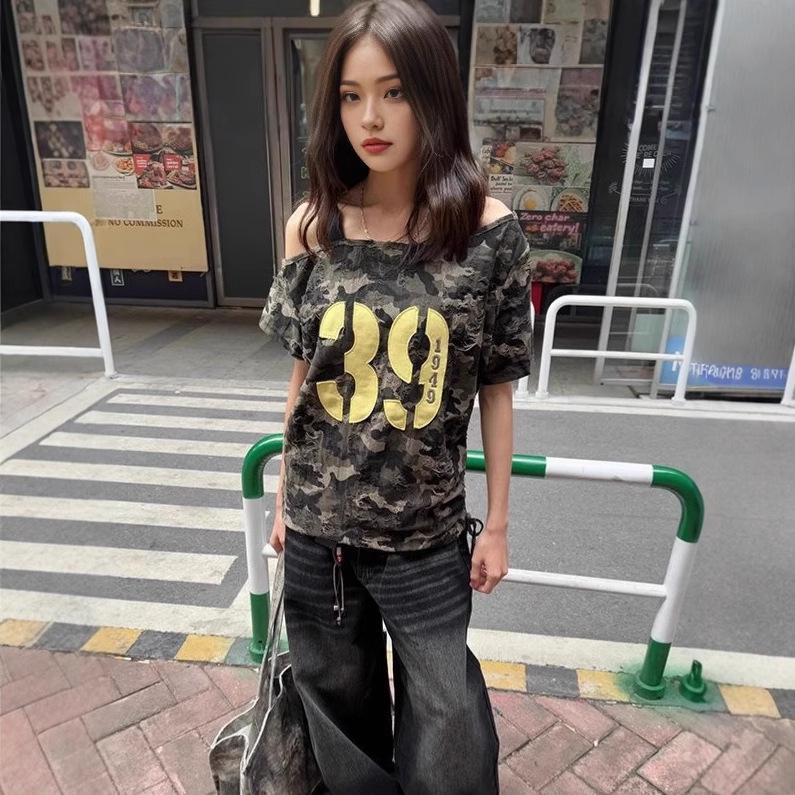 

Летняя женская приталенная футболка с камуфляжным принтом на одно плечо 2025 L Premium зелёный