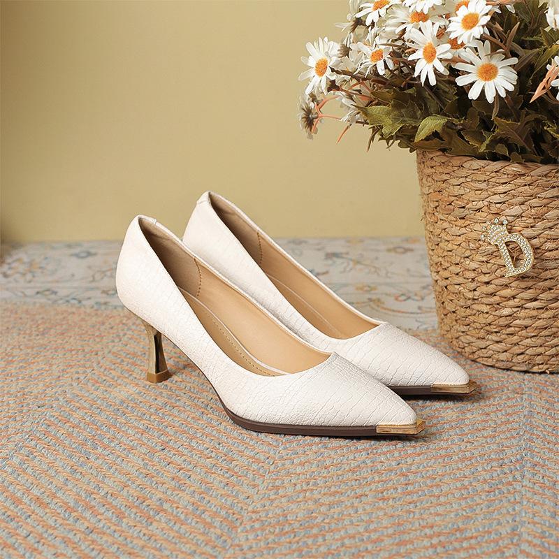 

Французские туфли-лодочки на высоком каблуке женские 2025 осенние новые модели с юбками острый носок противоударный тонкий каблук удобные для работы простые одинарные туфли 40 бежевый