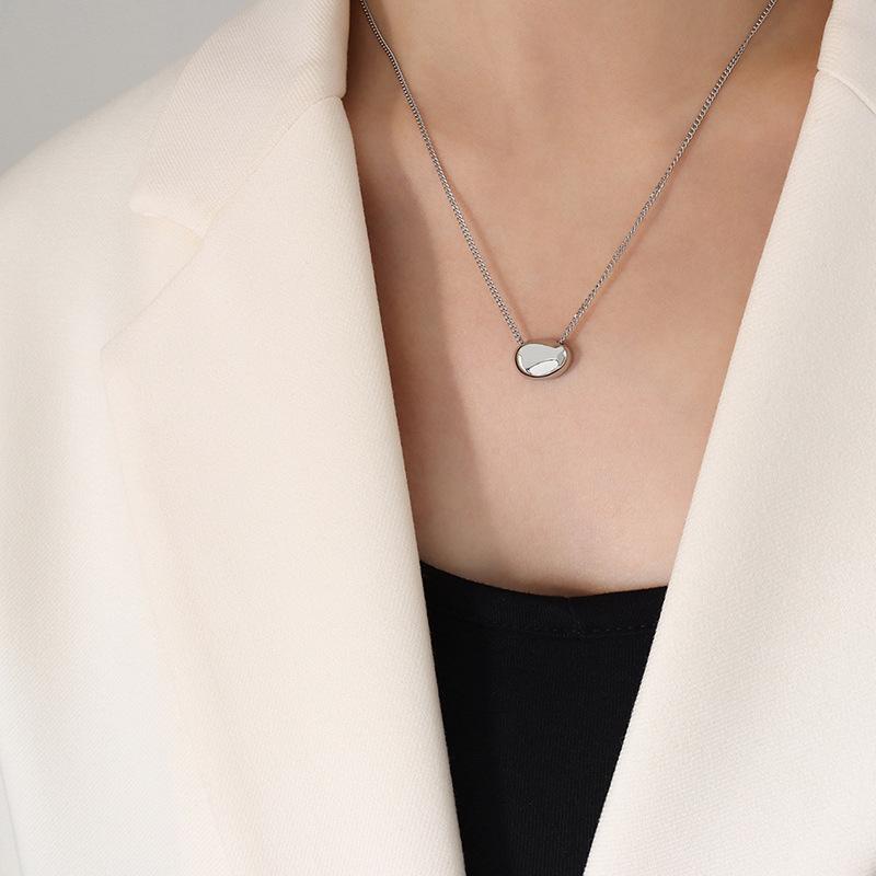 Niche Design Gentle Temperament Fashionable Versatile Style Jewelry Titanium Steel Gold-Plated Hollow Small Golden Bean Pendant Necklace