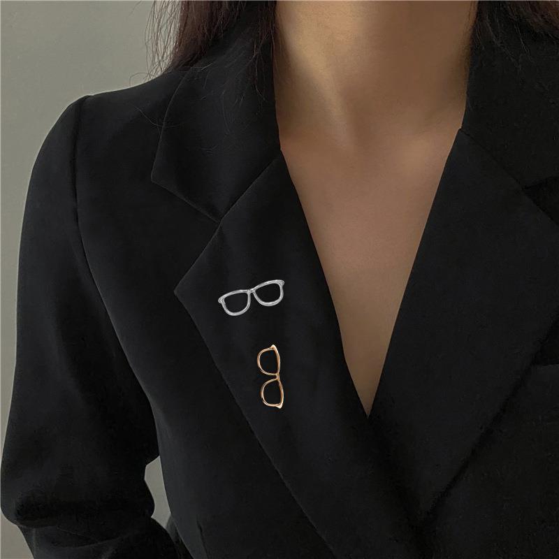 1pc Exquisite And Fashionable Gold and Silver Dual Color Glasses Design Brooch Unlocks Personalized and Niche Fashion Matching