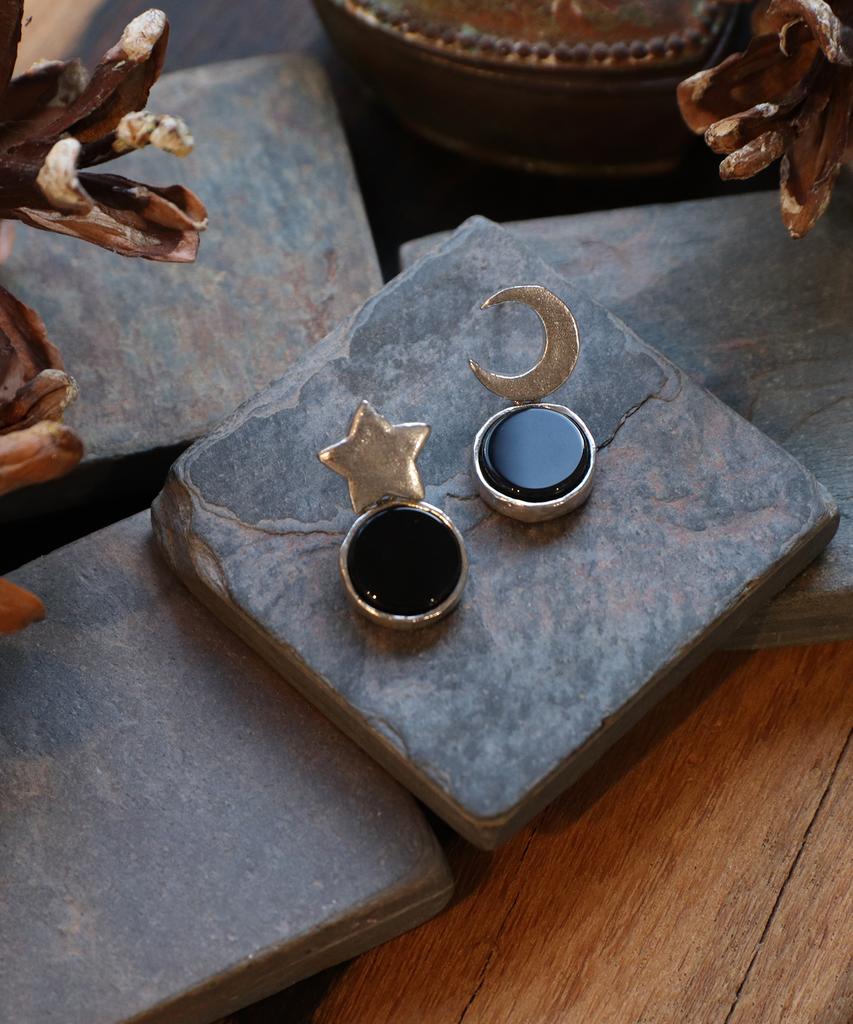 Iris Memory-Hope Moon Star Onyx No. 1 Earrings-White